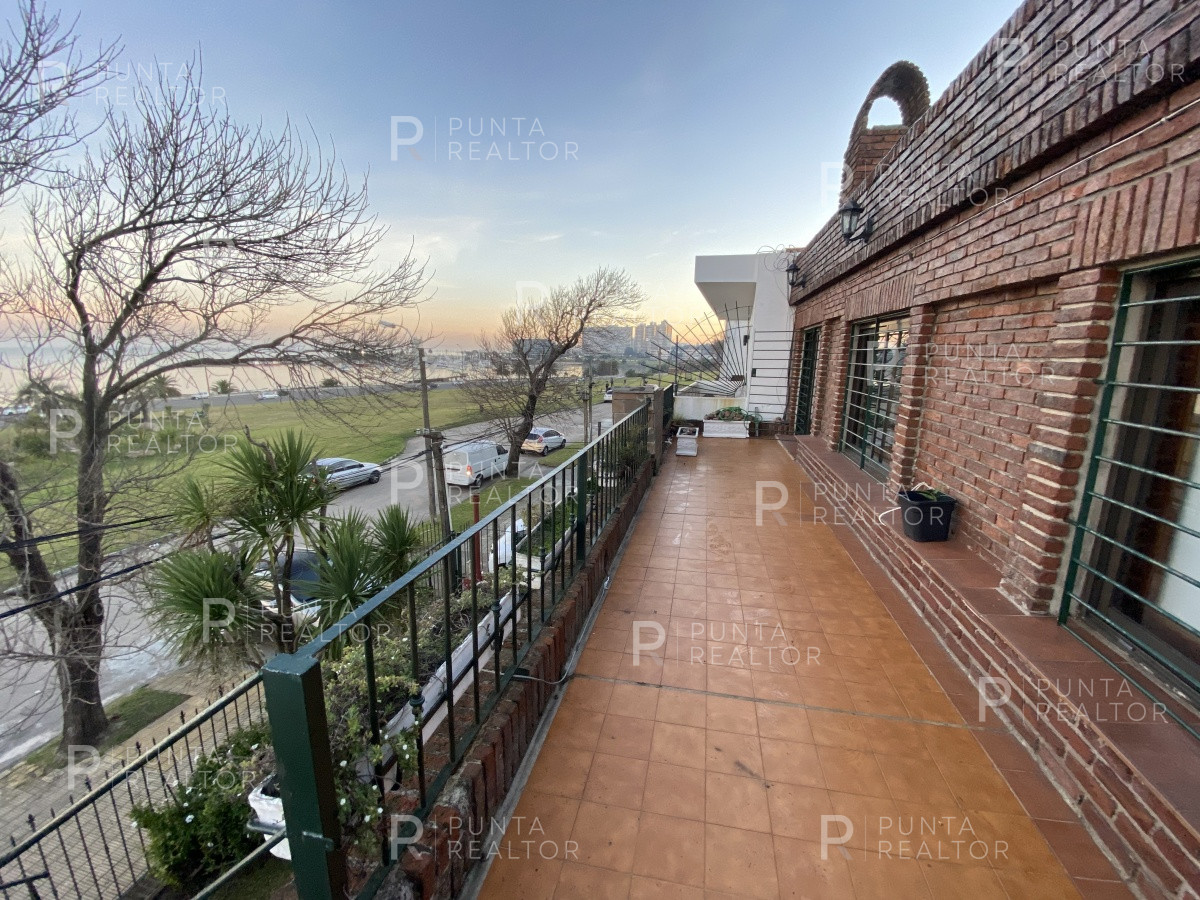 Casa ID.828 - Casa en alquiler 3 dormitorios, 2 suites, servicio, barbacoa, jardines, Montevideo Uruguay