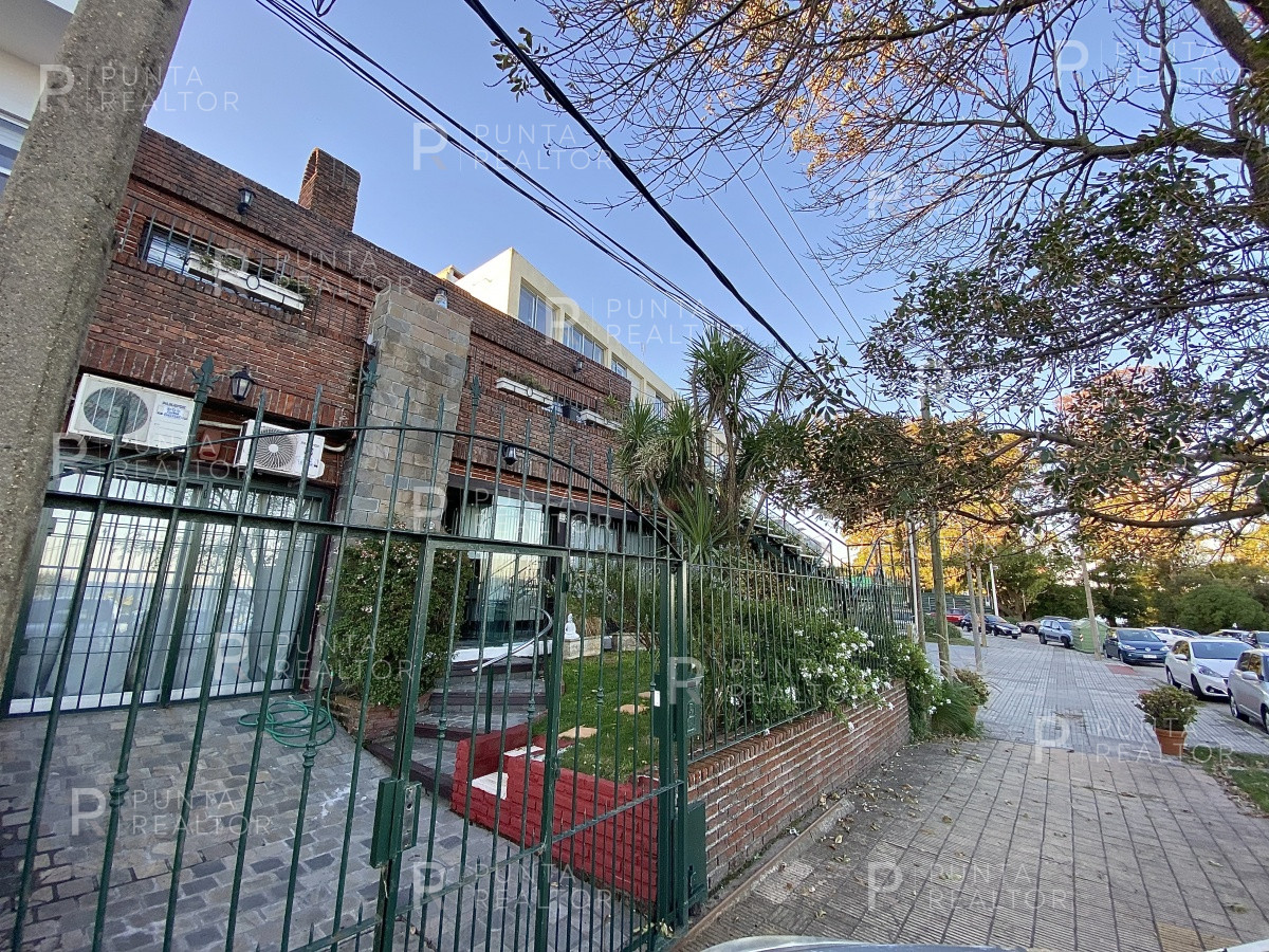 Casa ID.828 - Casa en alquiler 3 dormitorios, 2 suites, servicio, barbacoa, jardines, Montevideo Uruguay