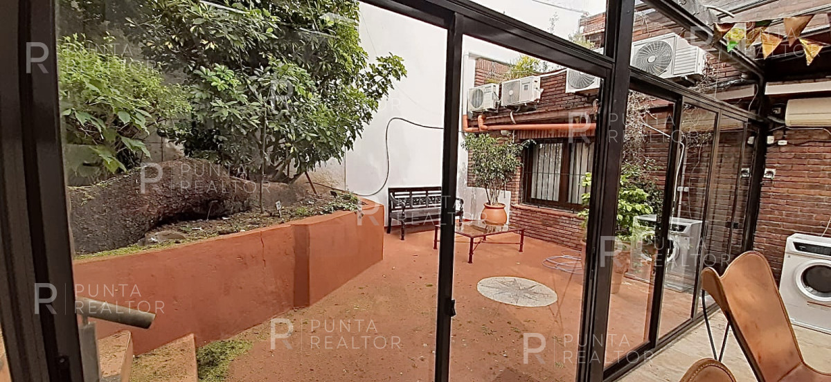 Casa ID.828 - Casa en alquiler 3 dormitorios, 2 suites, servicio, barbacoa, jardines, Montevideo Uruguay