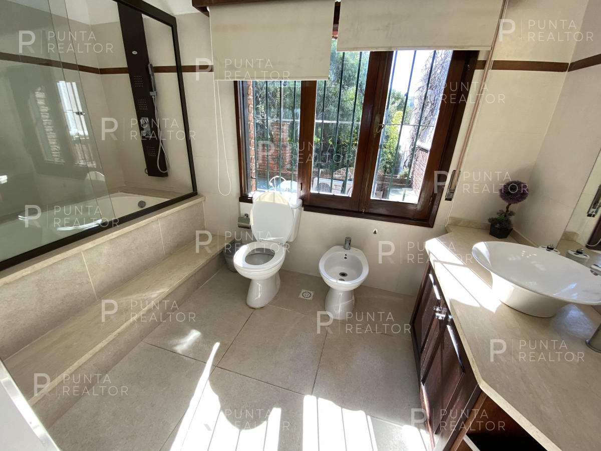 Casa ID.828 - Casa en alquiler 3 dormitorios, 2 suites, servicio, barbacoa, jardines, Montevideo Uruguay