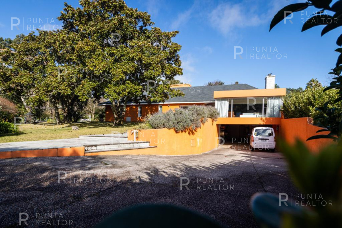 Casa ID.1199 - Excelente casa en alquiler anual 5 dormitorios y pileta climatizada, Punta del Este, Uruguay