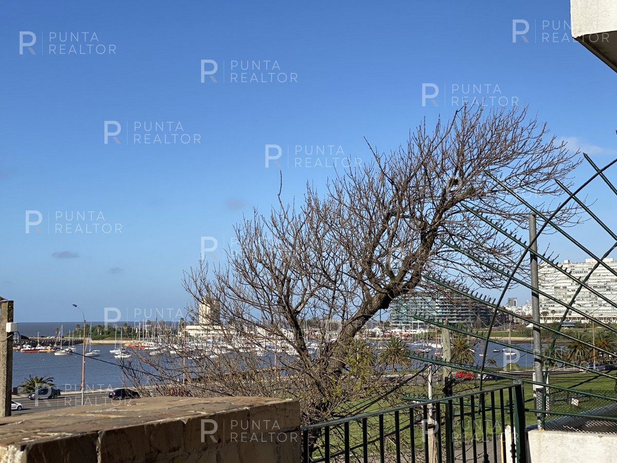 Casa ID.828 - Casa en alquiler 3 dormitorios, 2 suites, servicio, barbacoa, jardines, Montevideo Uruguay