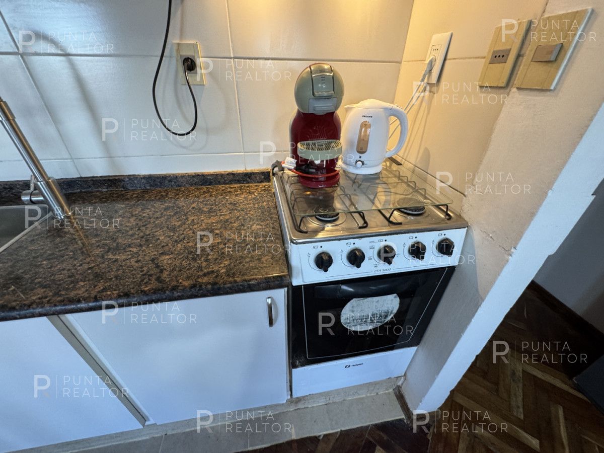 Casa ID.828 - Casa en alquiler 5 dormitorios, 3 suites, servicio, barbacoa, jardines, Montevideo Uruguay