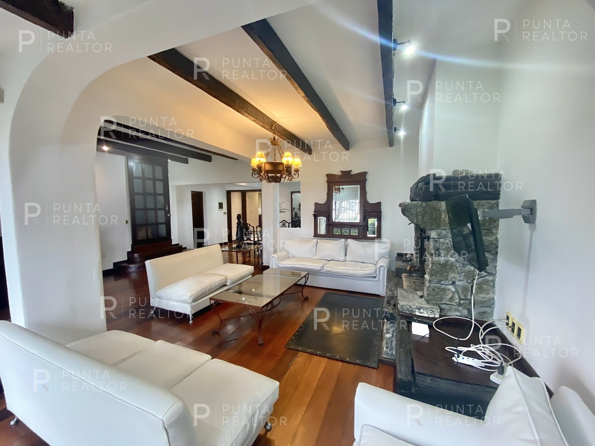 Casa ID.828 - Casa en alquiler 3 dormitorios, 2 suites, servicio, barbacoa, jardines, Montevideo Uruguay
