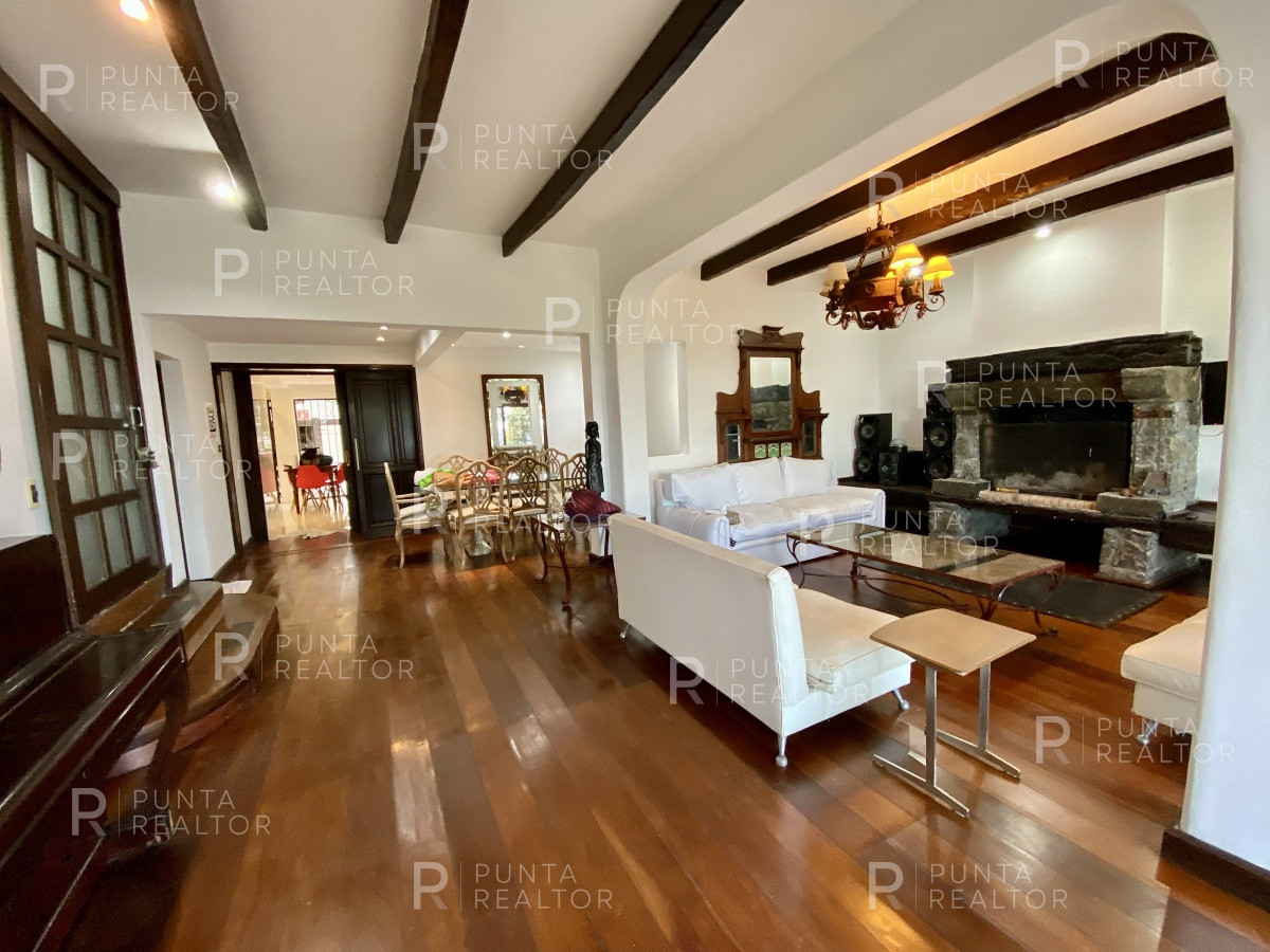 Casa ID.828 - Casa en alquiler 3 dormitorios, 2 suites, servicio, barbacoa, jardines, Montevideo Uruguay