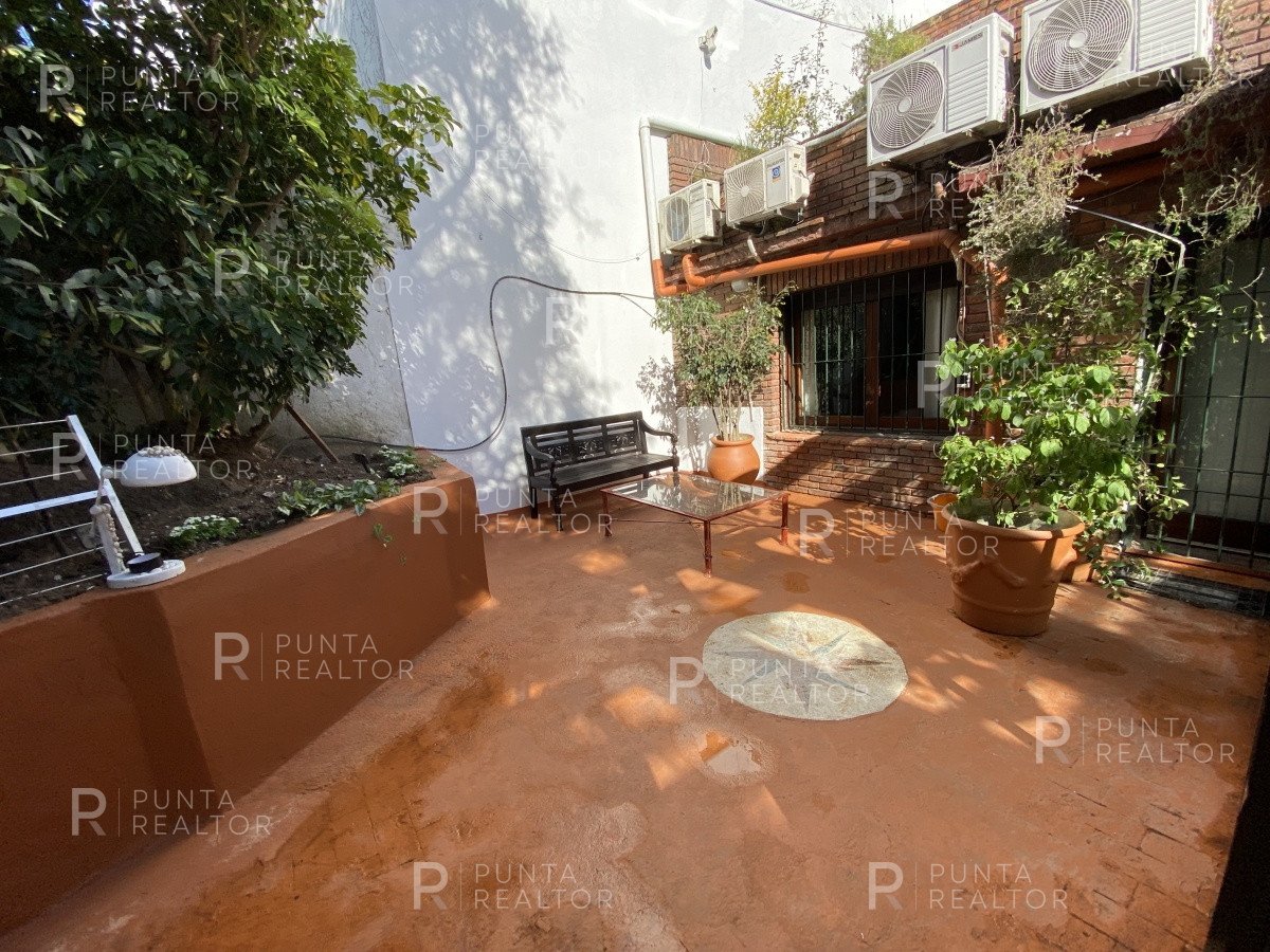 Casa ID.828 - Casa en alquiler 3 dormitorios, 2 suites, servicio, barbacoa, jardines, Montevideo Uruguay
