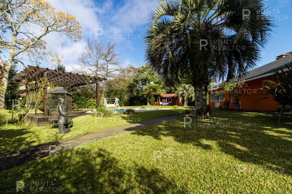 Casa ID.1199 - Excelente casa en alquiler anual 5 dormitorios y pileta climatizada, Punta del Este, Uruguay