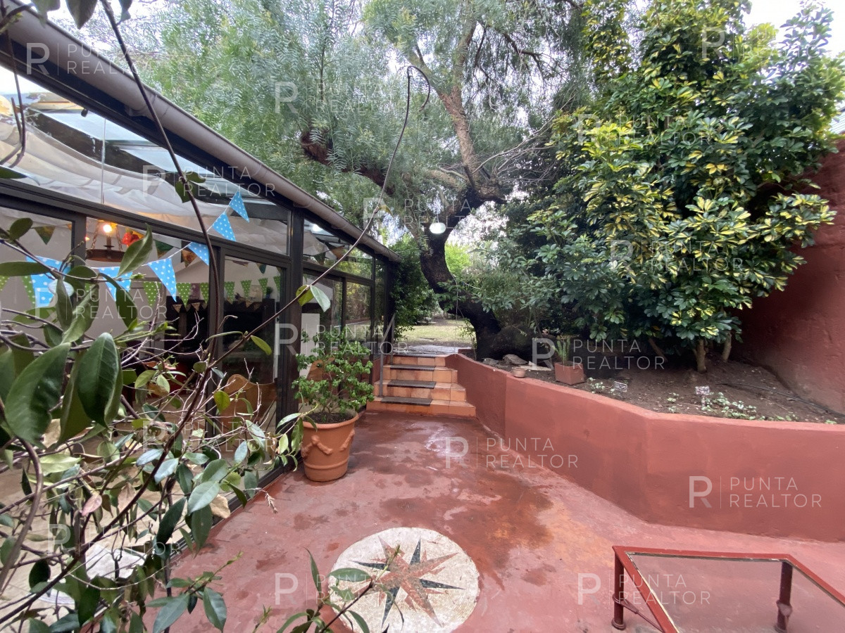 Casa ID.828 - Casa en alquiler 3 dormitorios, 2 suites, servicio, barbacoa, jardines, Montevideo Uruguay