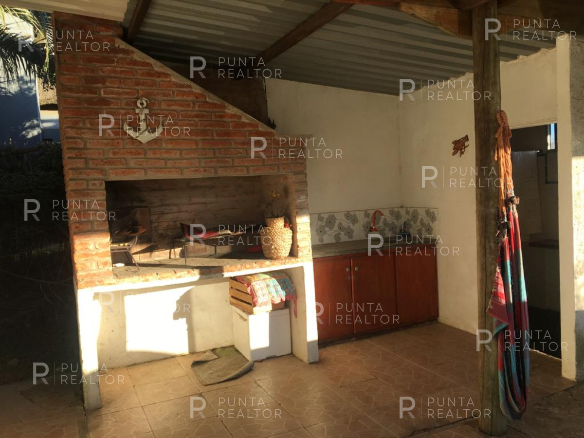 Casa ID.481 - Venta en La Barra, casa, 3 dormitorios, 2 baños, gran terreno de casi 900 m2, parrillero techado, playroom