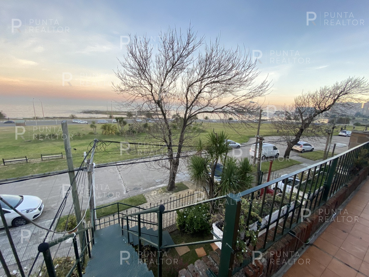 Casa ID.828 - Casa en alquiler 3 dormitorios, 2 suites, servicio, barbacoa, jardines, Montevideo Uruguay