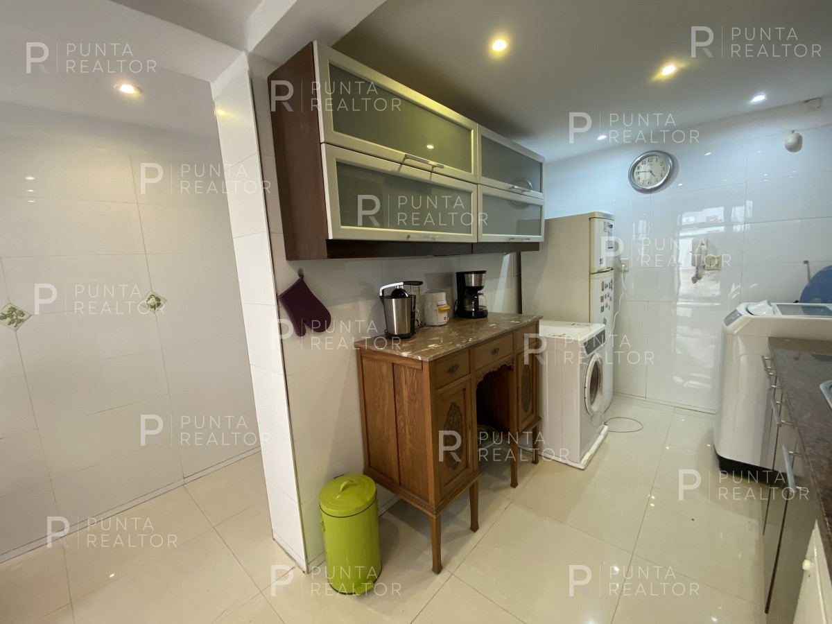 Casa ID.828 - Casa en alquiler 3 dormitorios, 2 suites, servicio, barbacoa, jardines, Montevideo Uruguay