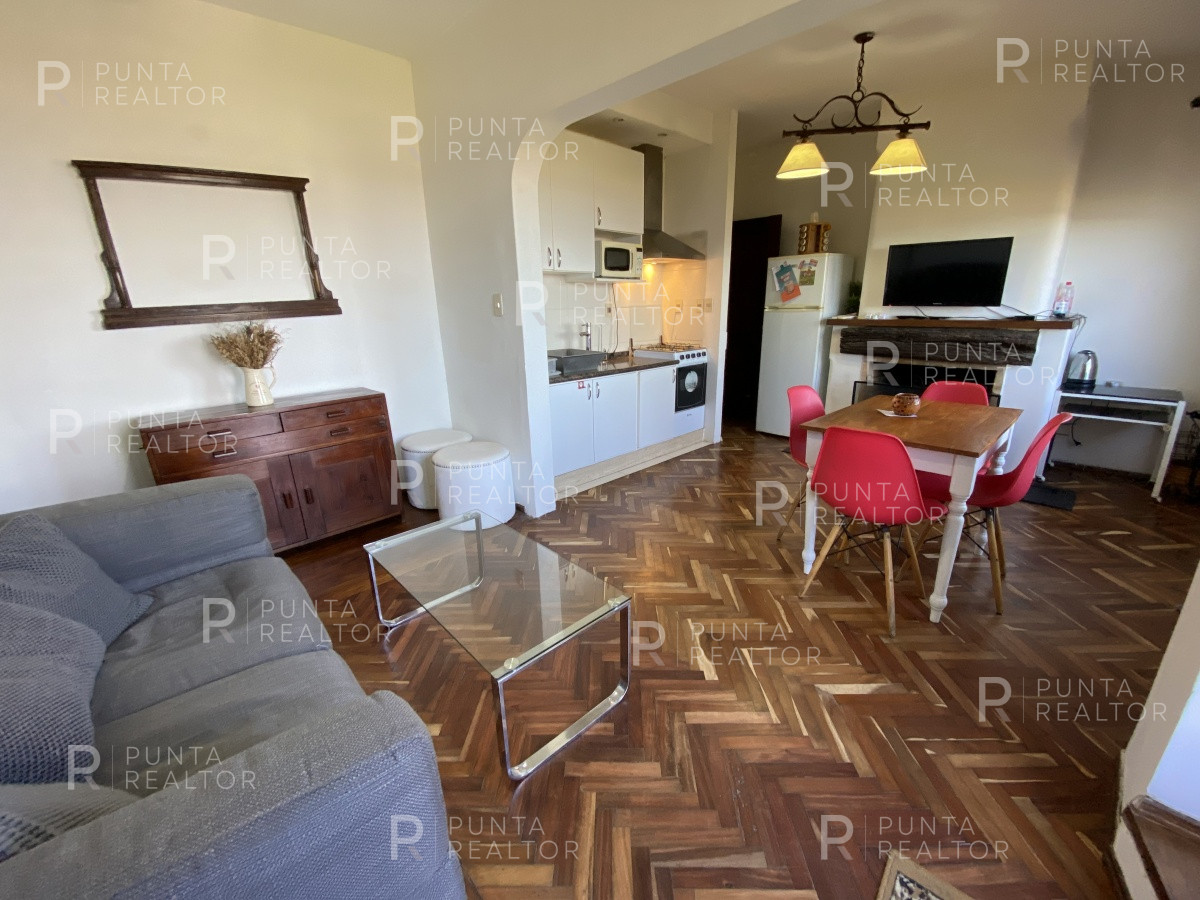 Casa ID.828 - Casa en alquiler 3 dormitorios, 2 suites, servicio, barbacoa, jardines, Montevideo Uruguay