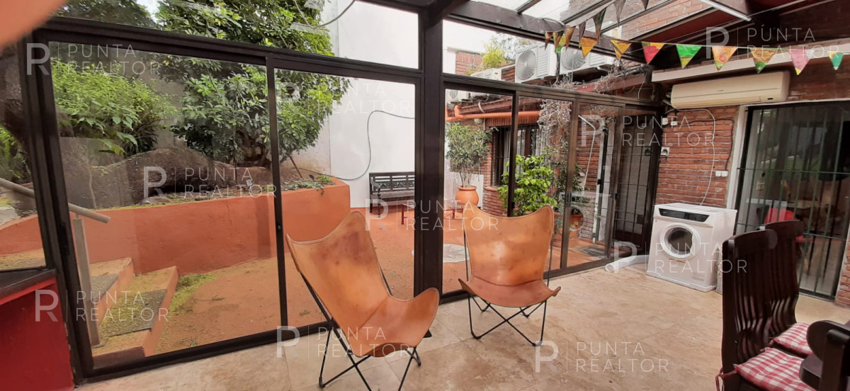 Casa ID.828 - Casa en alquiler 3 dormitorios, 2 suites, servicio, barbacoa, jardines, Montevideo Uruguay