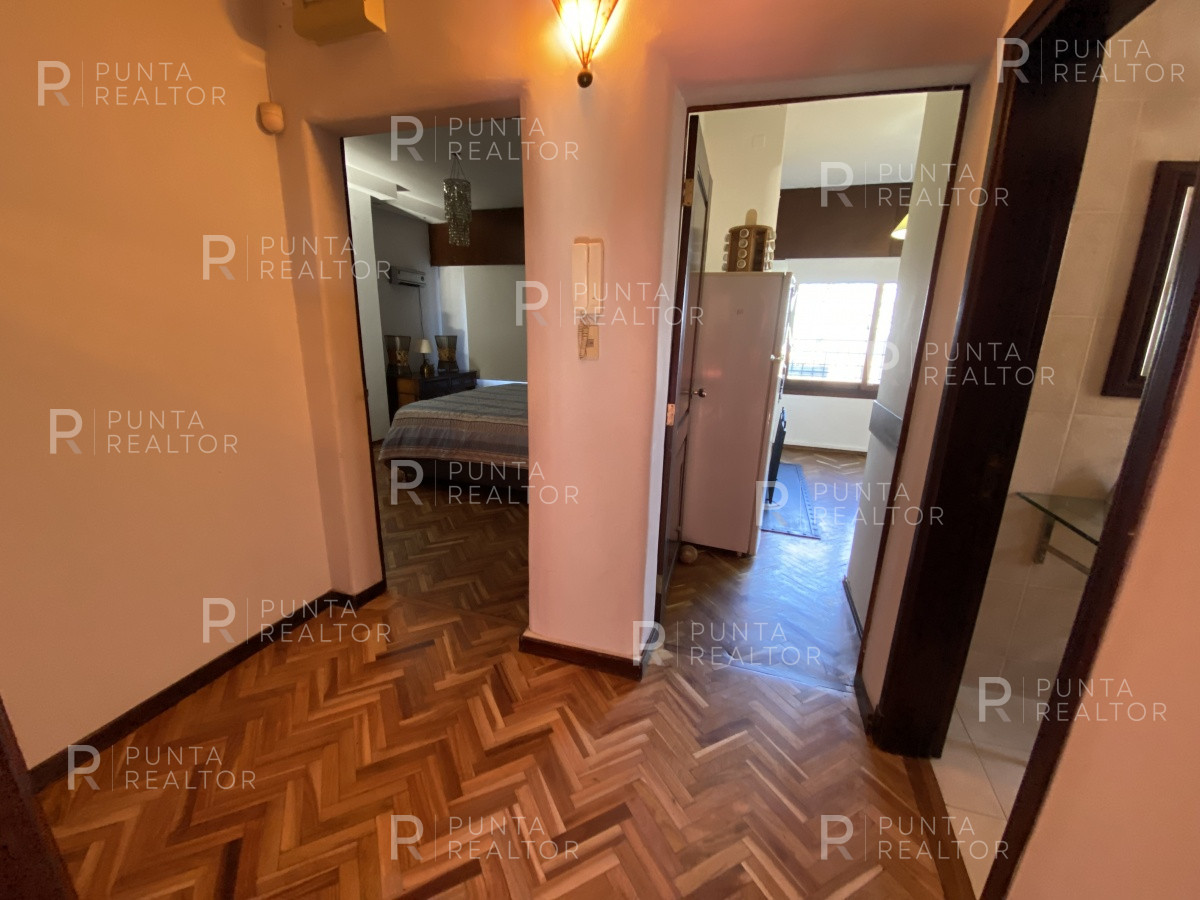Casa ID.828 - Casa en alquiler 3 dormitorios, 2 suites, servicio, barbacoa, jardines, Montevideo Uruguay