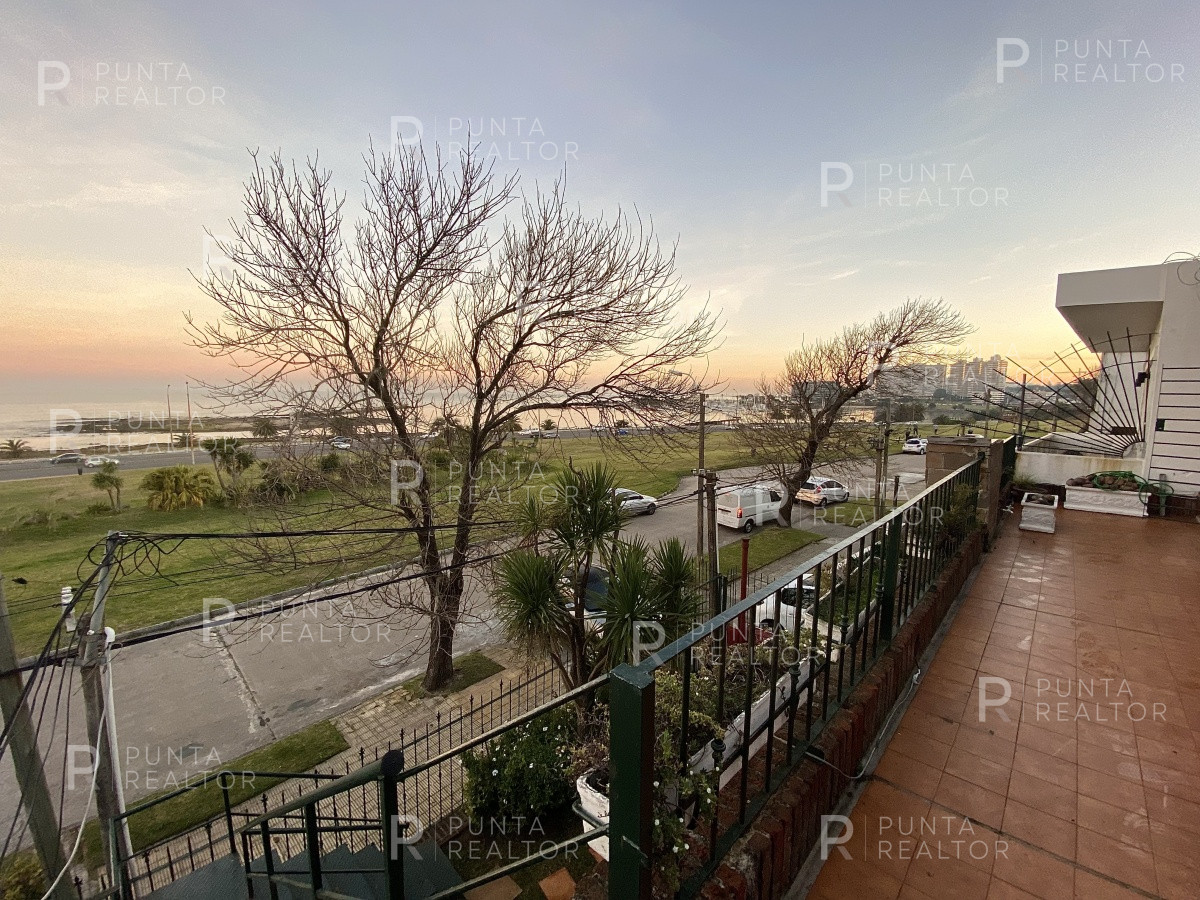 Casa ID.828 - Casa en alquiler 3 dormitorios, 2 suites, servicio, barbacoa, jardines, Montevideo Uruguay