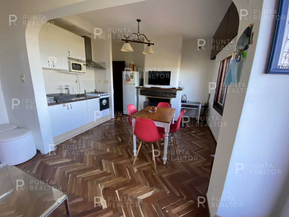 Casa ID.828 - Casa en alquiler 3 dormitorios, 2 suites, servicio, barbacoa, jardines, Montevideo Uruguay