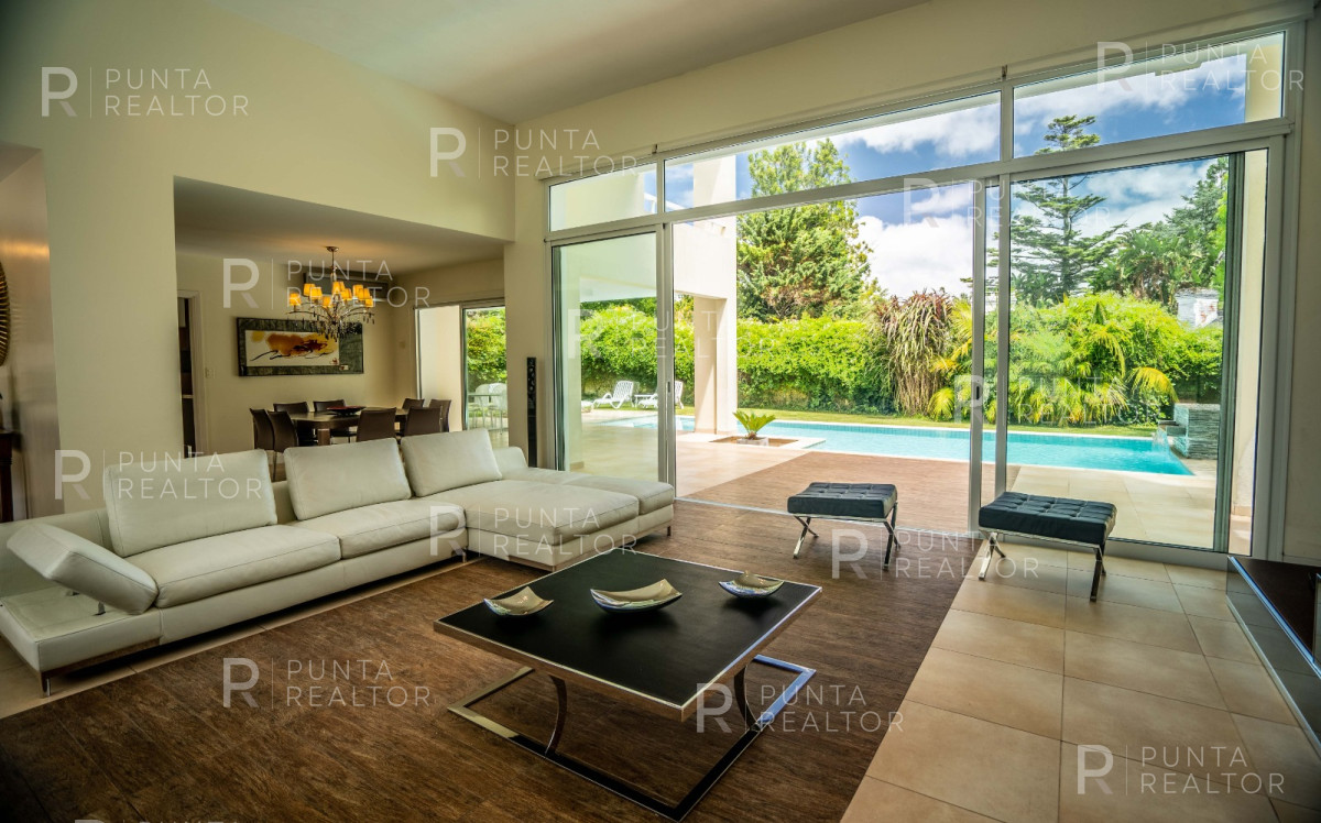 Casa ID.622 - Casa en venta 4 dormitorios, Boulevard Park, Playa Mansa, Punta del Este, Uruguay