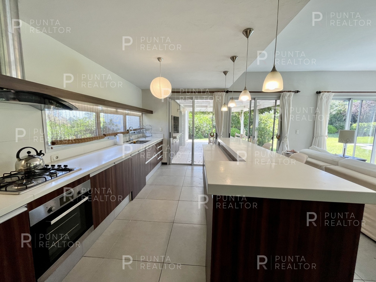 Casa ID.746 - Casa en alquiler 4 dormitorios, Pileta, La Barra, Uruguay 