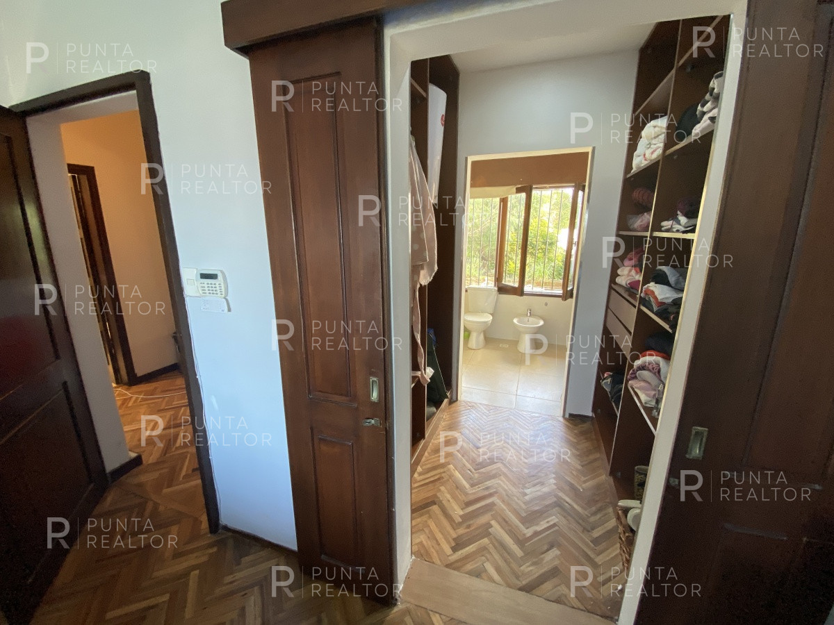 Casa ID.828 - Casa en alquiler 3 dormitorios, 2 suites, servicio, barbacoa, jardines, Montevideo Uruguay