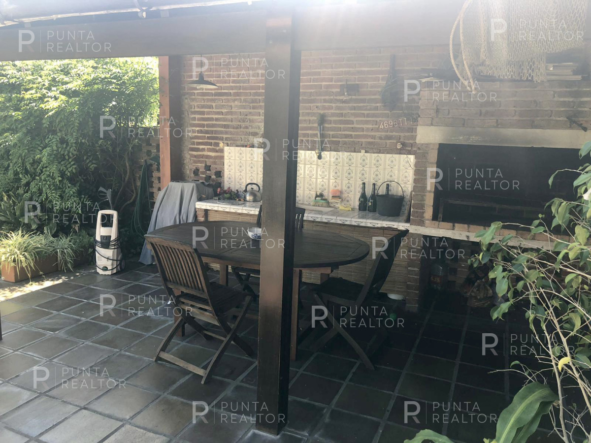 Casa ID.131 - Las Delicias, casa de dos dormitorios para 7 personas, 2 dormitorios y servicio, jardín, parrillero techado. cochera, a 3 cuadras de la playa