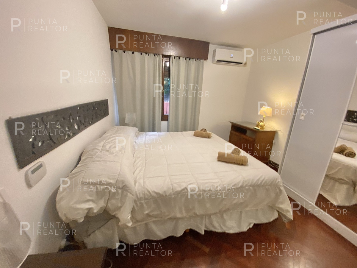 Casa ID.828 - Casa en alquiler 3 dormitorios, 2 suites, servicio, barbacoa, jardines, Montevideo Uruguay