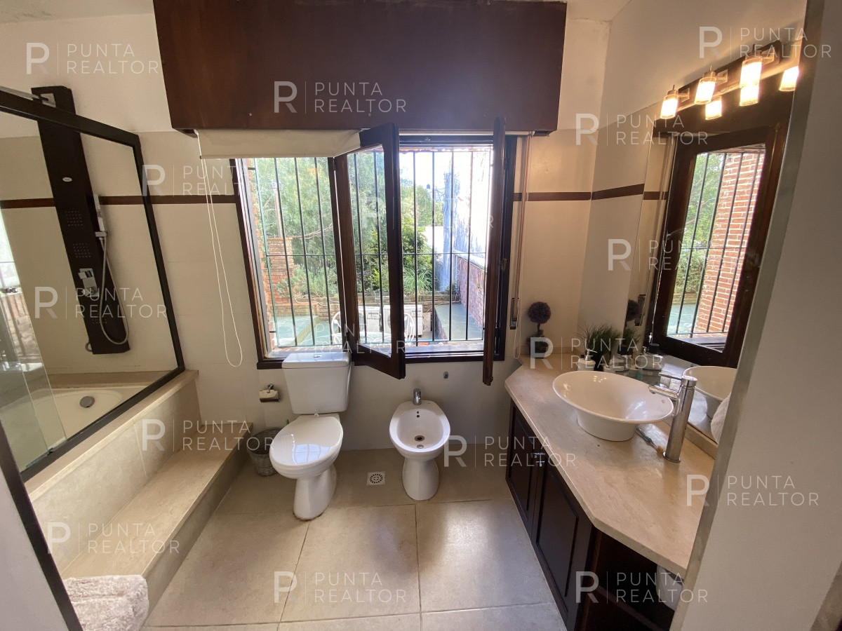 Casa ID.828 - Casa en alquiler 3 dormitorios, 2 suites, servicio, barbacoa, jardines, Montevideo Uruguay