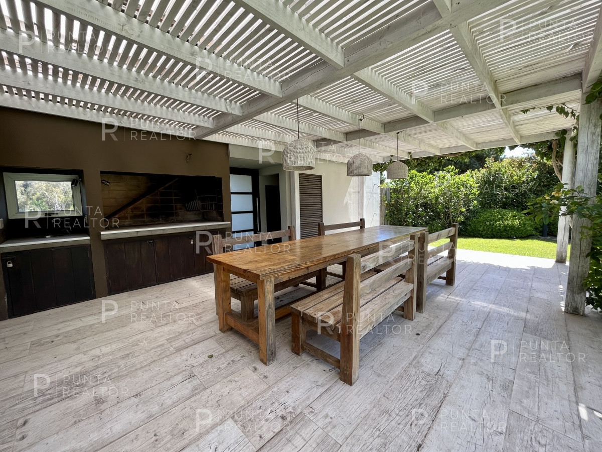 Casa ID.746 - Casa en alquiler 4 dormitorios, Pileta, La Barra, Uruguay 