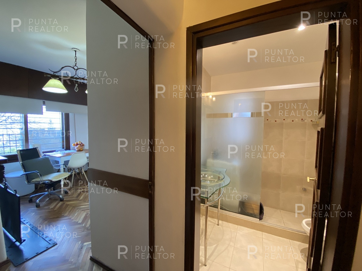 Casa ID.828 - Casa en alquiler 3 dormitorios, 2 suites, servicio, barbacoa, jardines, Montevideo Uruguay