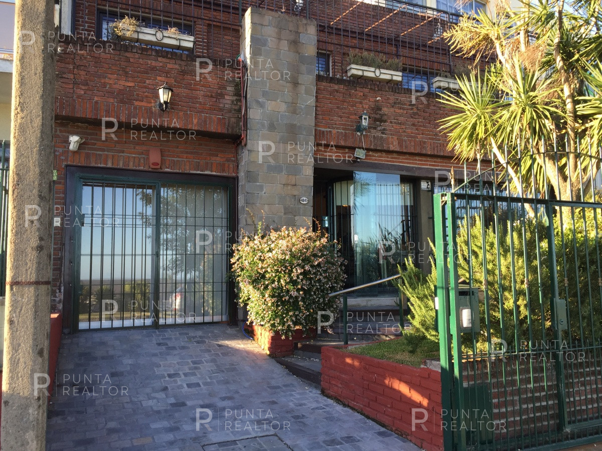 Casa ID.828 - Casa en alquiler 3 dormitorios, 2 suites, servicio, barbacoa, jardines, Montevideo Uruguay