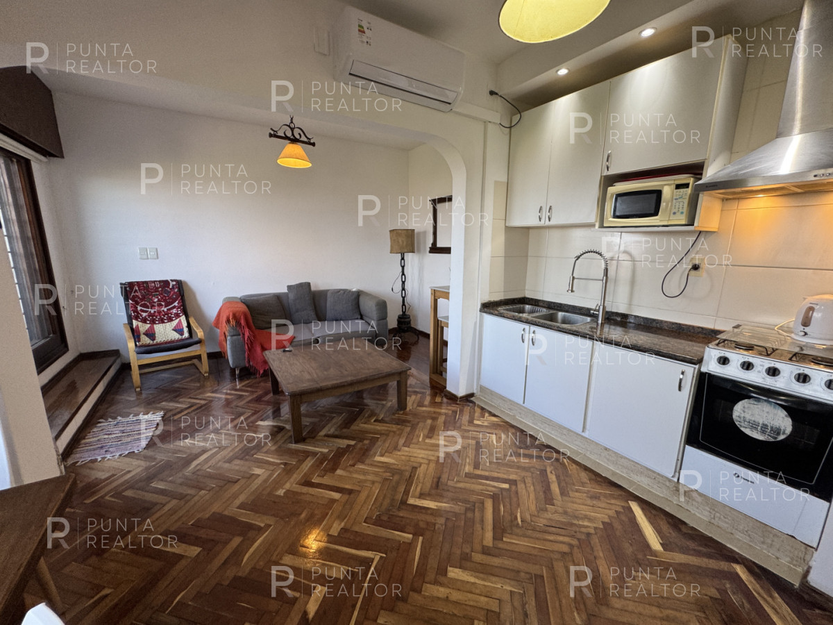 Casa ID.828 - Casa en alquiler 5 dormitorios, 3 suites, servicio, barbacoa, jardines, Montevideo Uruguay