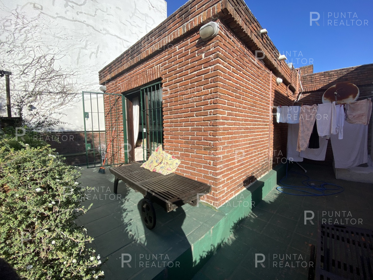Casa ID.828 - Casa en alquiler 3 dormitorios, 2 suites, servicio, barbacoa, jardines, Montevideo Uruguay
