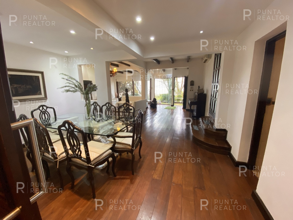 Casa ID.828 - Casa en alquiler 3 dormitorios, 2 suites, servicio, barbacoa, jardines, Montevideo Uruguay