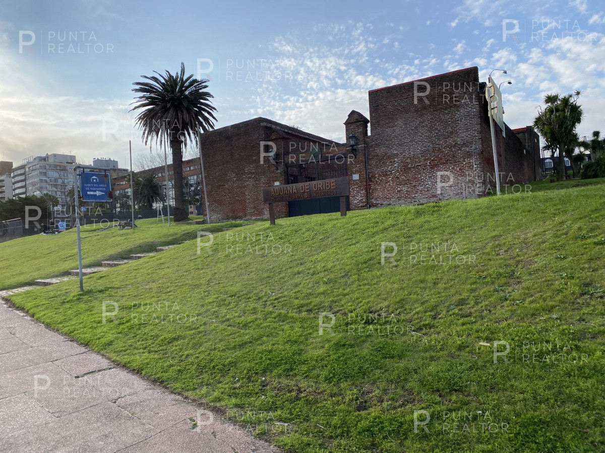 Casa ID.828 - Casa en alquiler 3 dormitorios, 2 suites, servicio, barbacoa, jardines, Montevideo Uruguay