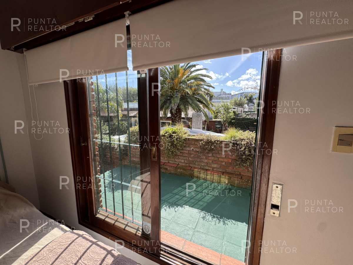 Casa ID.828 - Casa en alquiler 5 dormitorios, 3 suites, servicio, barbacoa, jardines, Montevideo Uruguay