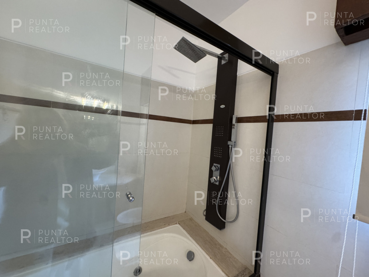 Casa ID.828 - Casa en alquiler 5 dormitorios, 3 suites, servicio, barbacoa, jardines, Montevideo Uruguay