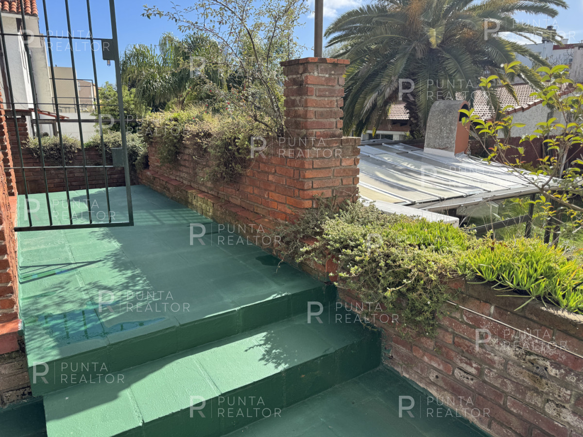 Casa ID.828 - Casa en alquiler 5 dormitorios, 3 suites, servicio, barbacoa, jardines, Montevideo Uruguay