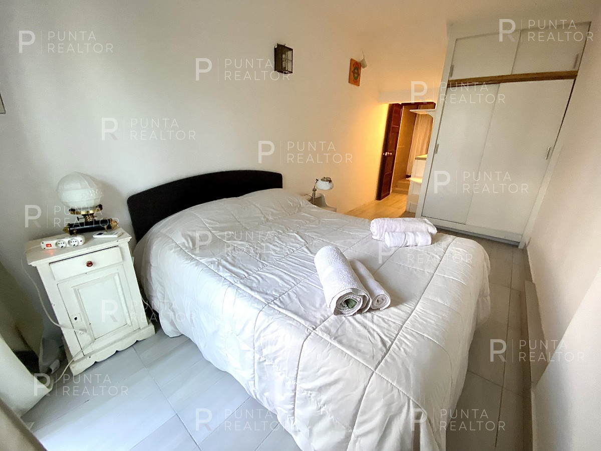 Casa ID.828 - Casa en alquiler 3 dormitorios, 2 suites, servicio, barbacoa, jardines, Montevideo Uruguay