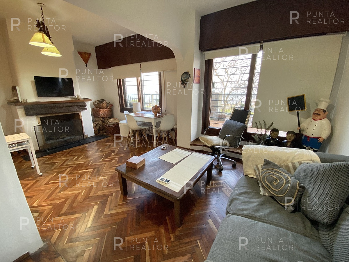 Casa ID.828 - Casa en alquiler 3 dormitorios, 2 suites, servicio, barbacoa, jardines, Montevideo Uruguay