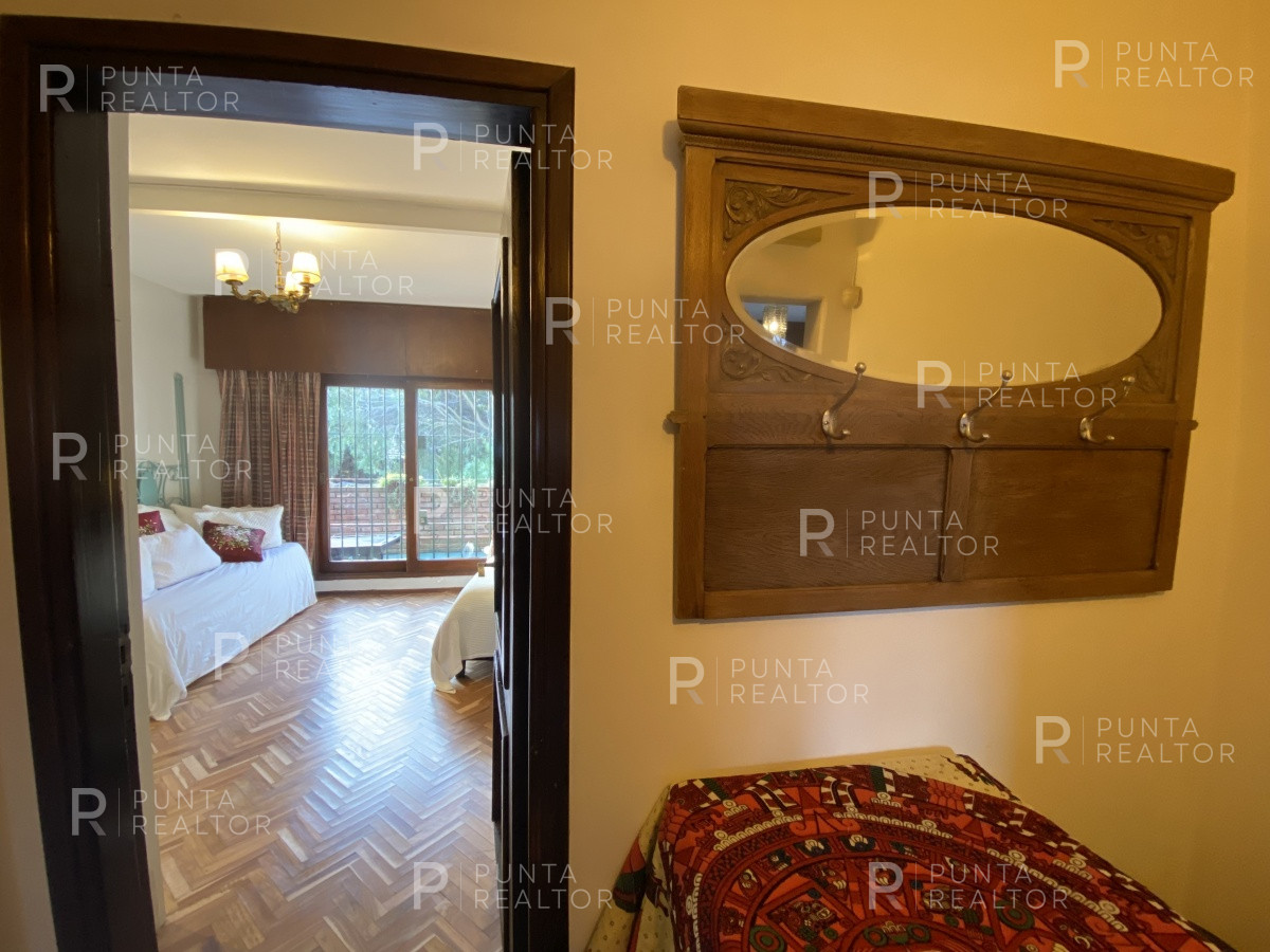 Casa ID.828 - Casa en alquiler 3 dormitorios, 2 suites, servicio, barbacoa, jardines, Montevideo Uruguay