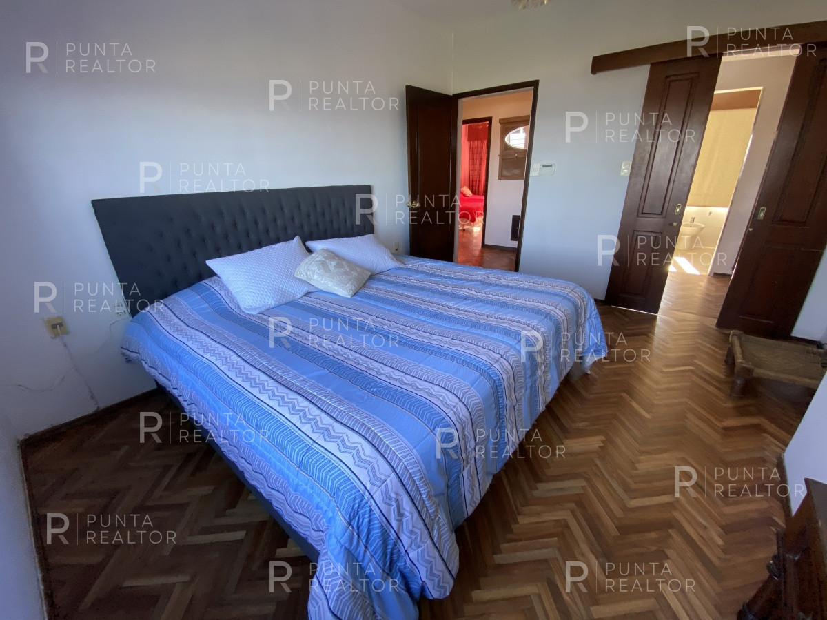 Casa ID.828 - Casa en alquiler 3 dormitorios, 2 suites, servicio, barbacoa, jardines, Montevideo Uruguay