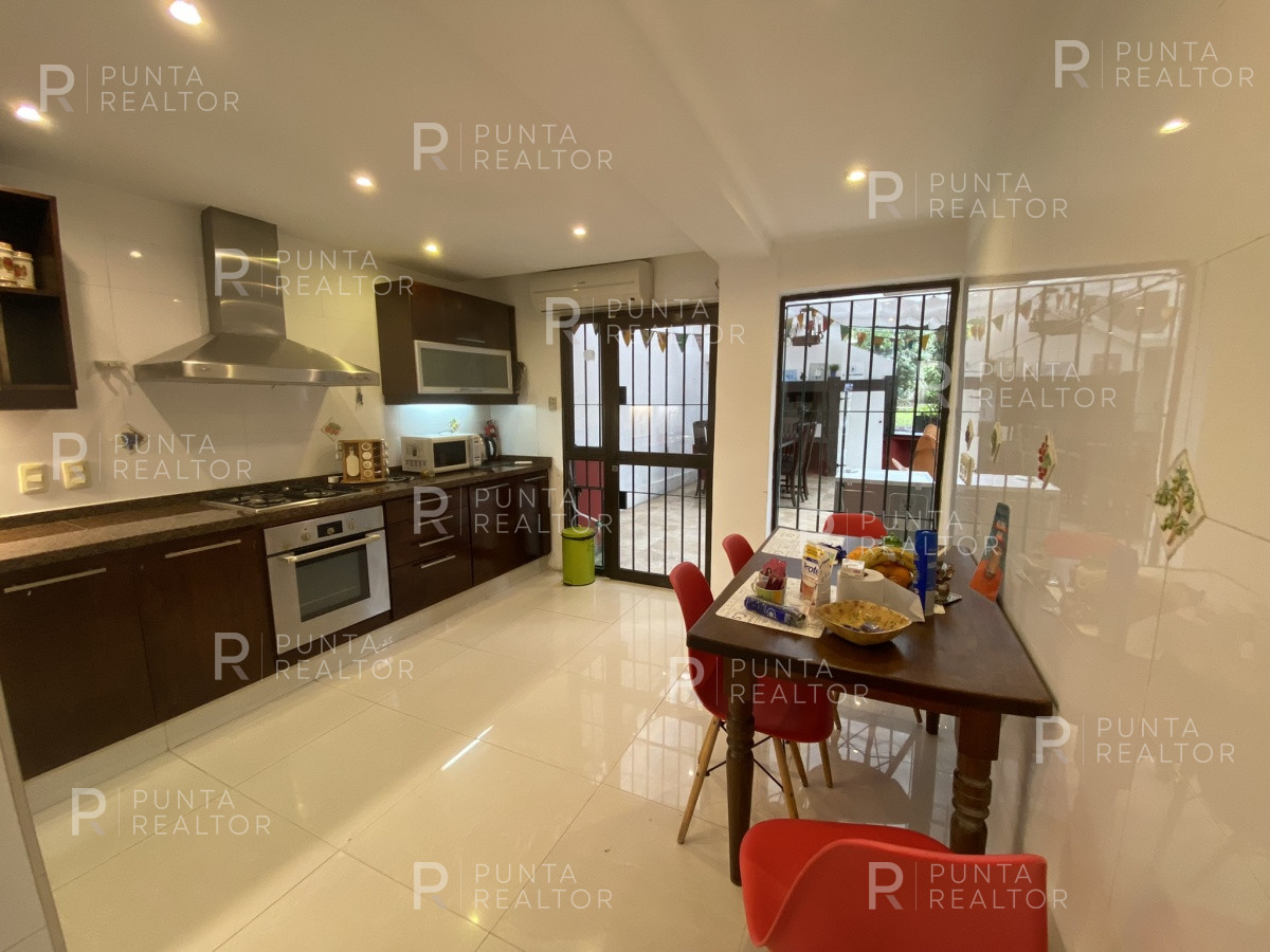 Casa ID.828 - Casa en alquiler 3 dormitorios, 2 suites, servicio, barbacoa, jardines, Montevideo Uruguay