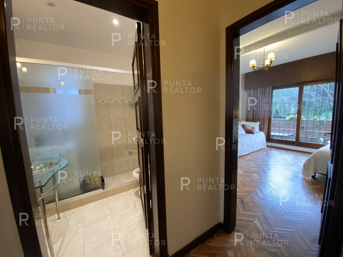 Casa ID.828 - Casa en alquiler 3 dormitorios, 2 suites, servicio, barbacoa, jardines, Montevideo Uruguay