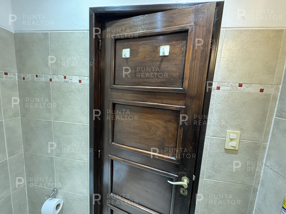 Casa ID.828 - Casa en alquiler 5 dormitorios, 3 suites, servicio, barbacoa, jardines, Montevideo Uruguay