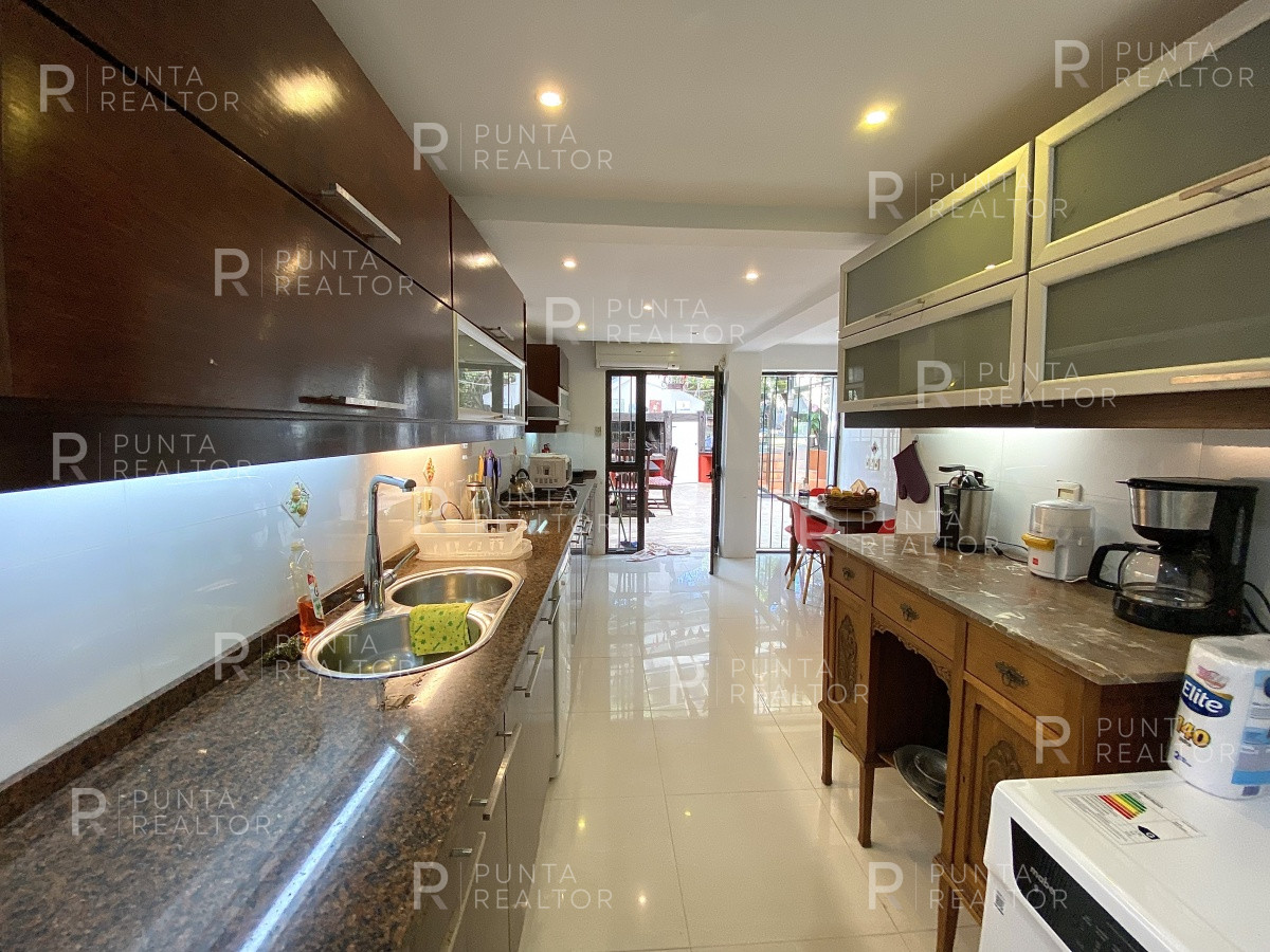 Casa ID.828 - Casa en alquiler 3 dormitorios, 2 suites, servicio, barbacoa, jardines, Montevideo Uruguay