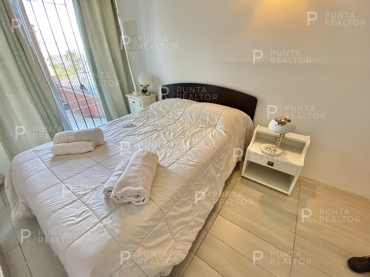 Casa ID.828 - Casa en alquiler 3 dormitorios, 2 suites, servicio, barbacoa, jardines, Montevideo Uruguay