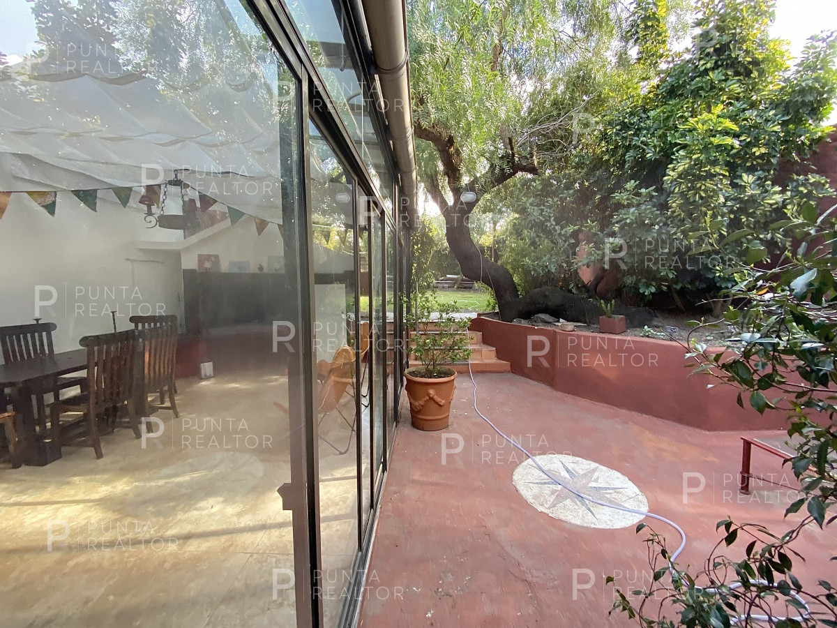 Casa ID.828 - Casa en alquiler 3 dormitorios, 2 suites, servicio, barbacoa, jardines, Montevideo Uruguay