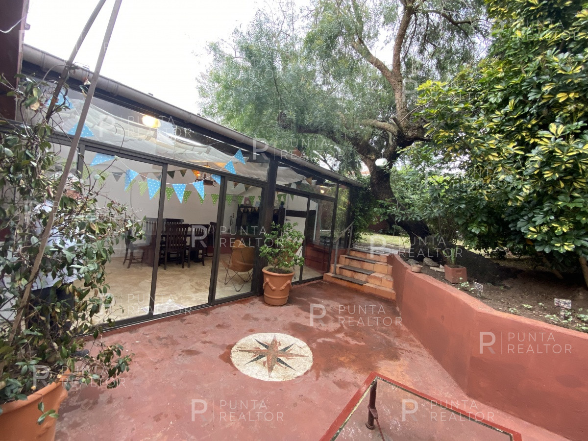 Casa ID.828 - Casa en alquiler 3 dormitorios, 2 suites, servicio, barbacoa, jardines, Montevideo Uruguay