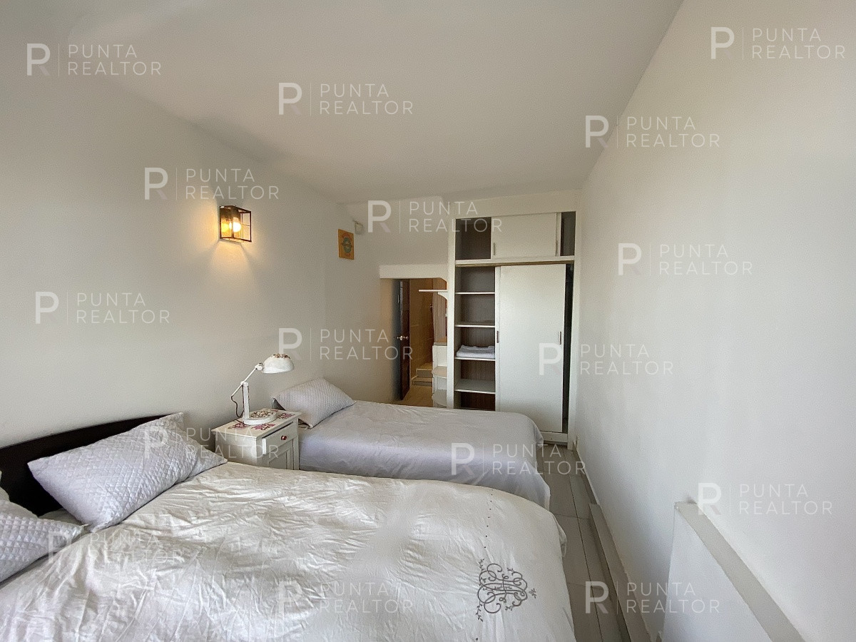 Casa ID.828 - Casa en alquiler 3 dormitorios, 2 suites, servicio, barbacoa, jardines, Montevideo Uruguay
