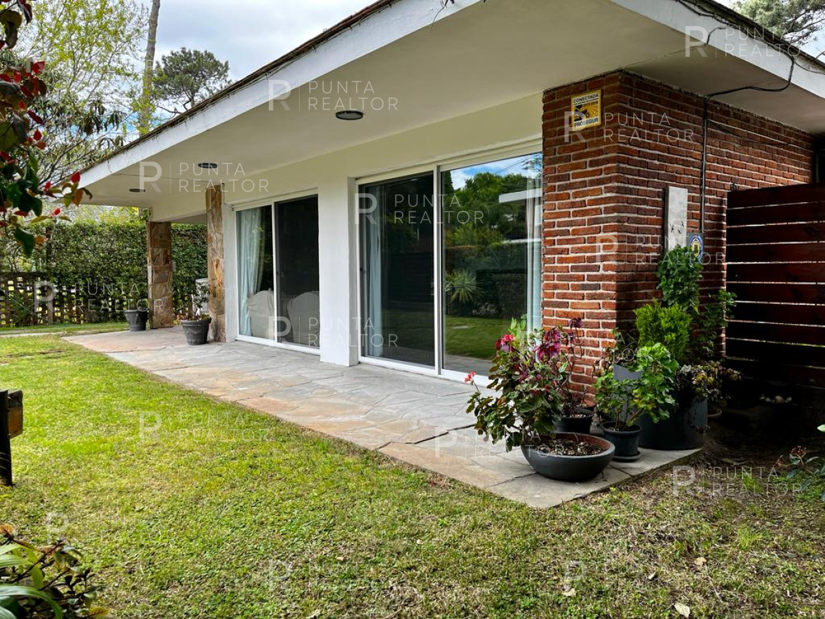 Casa ID.2454 - Casa Alquiler, 3 Dormitorios, Pileta climatizada, Playa Mansa, Punta del Este, Uruguay