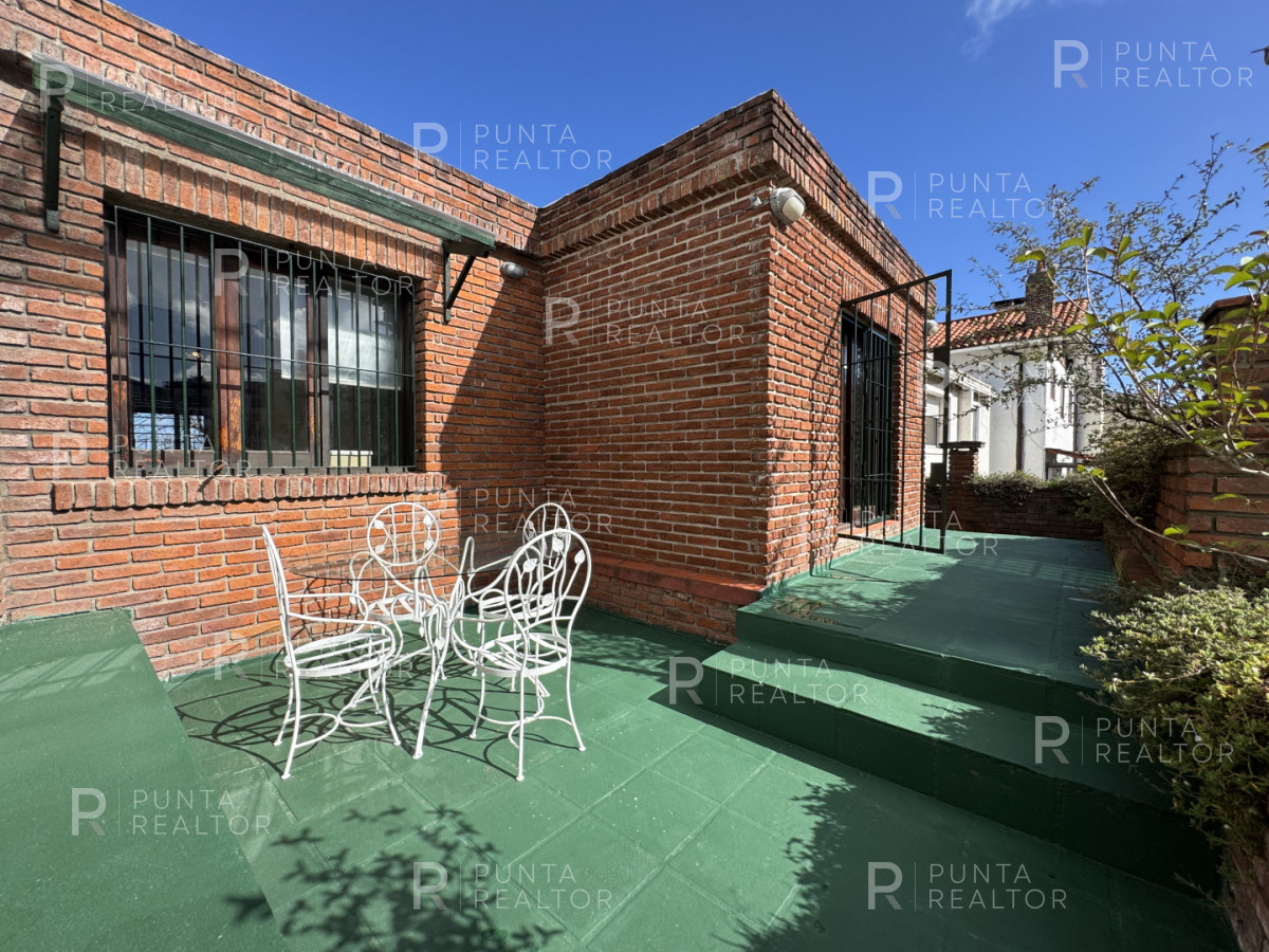 Casa ID.828 - Casa en alquiler 5 dormitorios, 3 suites, servicio, barbacoa, jardines, Montevideo Uruguay